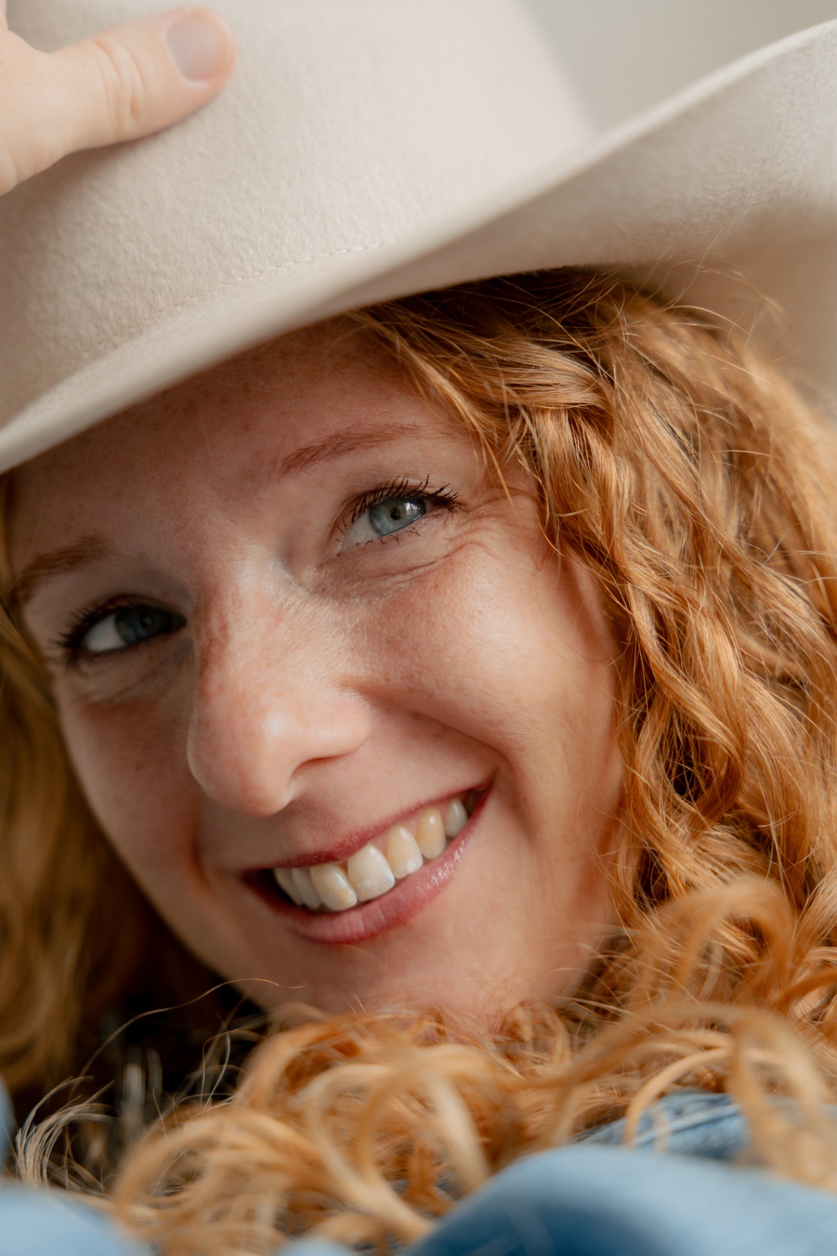 Anita, close-up glimlach